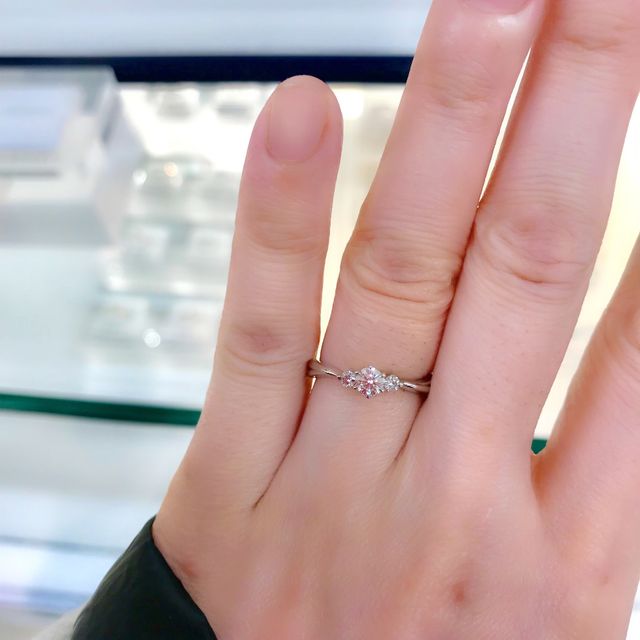 【NINA RICCI(ニナリッチ)の口コミ】 華奢で女性らしく、且つ可愛らしさも兼ね備えており、美しいデザインがと…