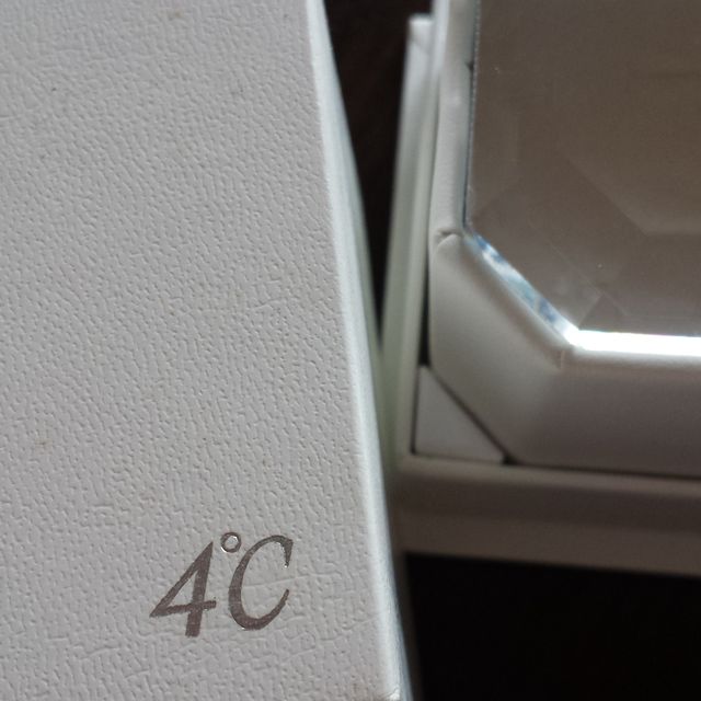 【4℃ BRIDAL(ヨンドシーブライダル)の口コミ】 2年前に札幌東急百貨店にて購入したのですが、２人が納得するまで約２時間…