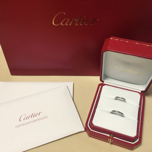【カルティエ(Cartier)の口コミ】 バレリーナのダイヤ3石ついたものにしました。
カーブが効いていて、指が…