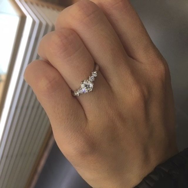 【VENUS TEARS(ヴィーナスティアーズ)の口コミ】 デザイン自体はシンプルですがしっかりとした輝きと滑らかな質感が魅力の…