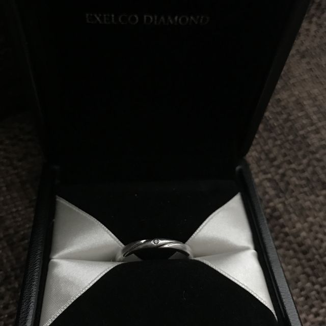 【エクセルコダイヤモンド(EXELCO DIAMOND)の口コミ】 何かワンポイント欲しかったので、黒のストーンのついているものを選びま…