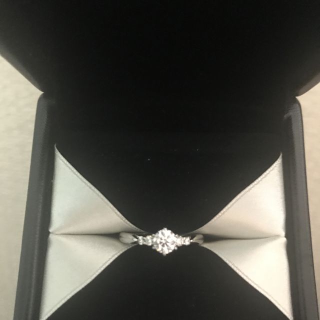 【エクセルコダイヤモンド(EXELCO DIAMOND)の口コミ】 ダイヤモンドの質が素晴らしい。カットがとってもいいらしく、光を当てて…