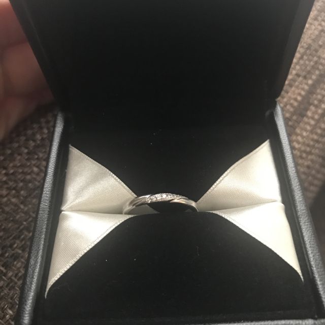 【エクセルコダイヤモンド(EXELCO DIAMOND)の口コミ】 指が細く見えるようなデザインを選んでもらいました。シンプルすぎるのも…