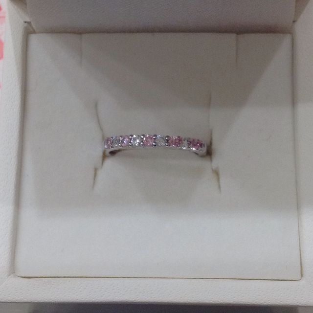 【RoseMarry(ローズマリー)の口コミ】 表にはダイヤモンドを一石の予定でしたが他の商品と見比べて試着もしてい…