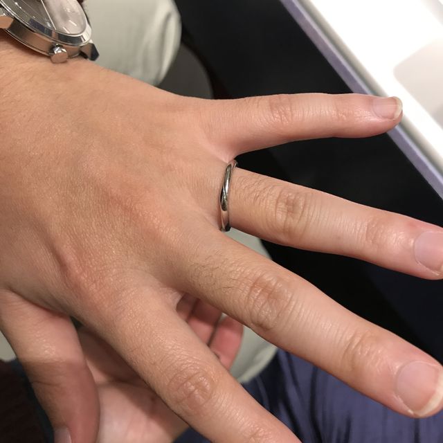 【銀座ダイヤモンドシライシの口コミ】 デザインが良くかっこいい。価格も他の商品と比較すると安かった。店員の…