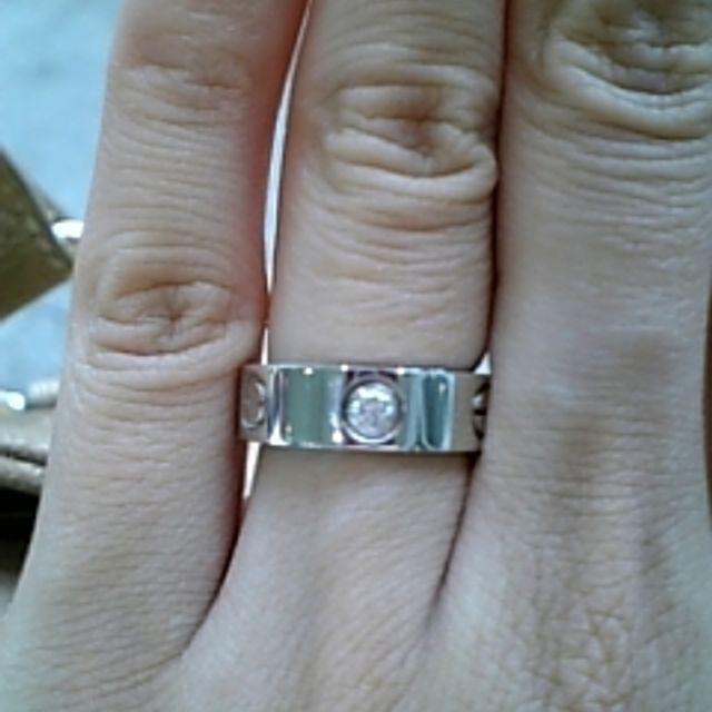 【カルティエ(Cartier)の口コミ】 少し婚約指輪には見えないと周りに言われてしまうのですが毎日つけたいと…