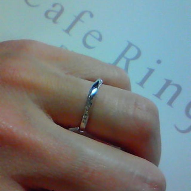 【CAFERING(カフェリング)の口コミ】 完全に旦那さんの趣味です。
婚約指輪は私が選んだので結婚指輪はお揃いで…