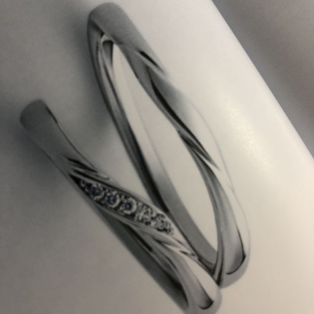 【4℃ BRIDAL(ヨンドシーブライダル)の口コミ】 デザインと着用時のフィット感です。また、男性用のリングは太く見えたり…