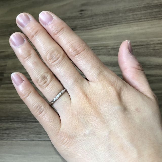 【HOSHI no SUNA 星の砂(ほしのすな)の口コミ】 指輪のラインがまっすぐで細身な物を探していました。ラインはまっすぐで…