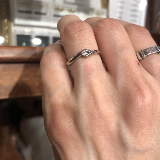 【ケイウノ ブライダル(K.UNO BRIDAL)の口コミ】 手の関節がごつごつしているため、太目でデザイン性の高いものを探してい…