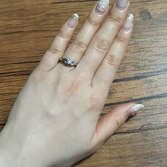 【カルティエ(Cartier)の口コミ】 やはり婚約指輪ですので素材はダイヤとプラチナと考えていました。また着…