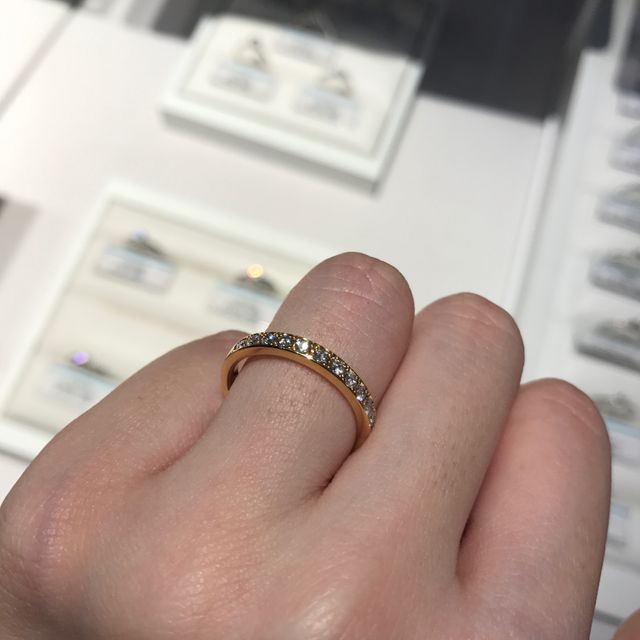 【銀座ダイヤモンドシライシの口コミ】 一粒ダイヤのものではなく、リングの外周にダイヤモンドが埋め込まれてい…
