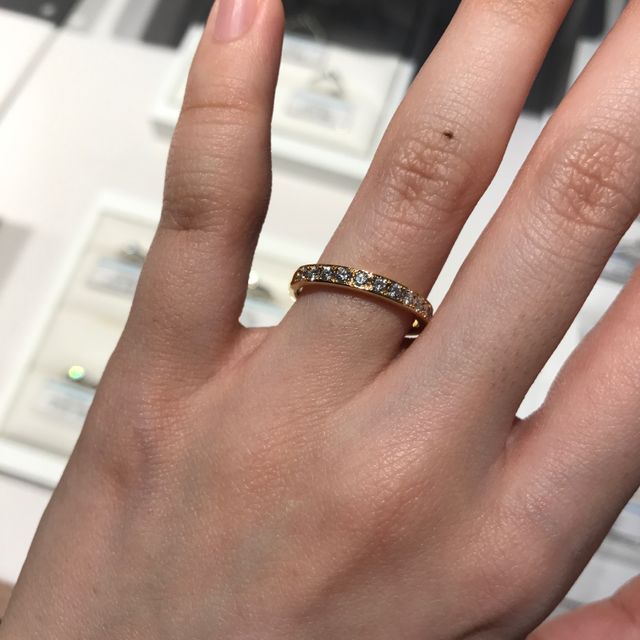 【銀座ダイヤモンドシライシの口コミ】 一粒ダイヤのものではなく、リングの外周にダイヤモンドが埋め込まれてい…