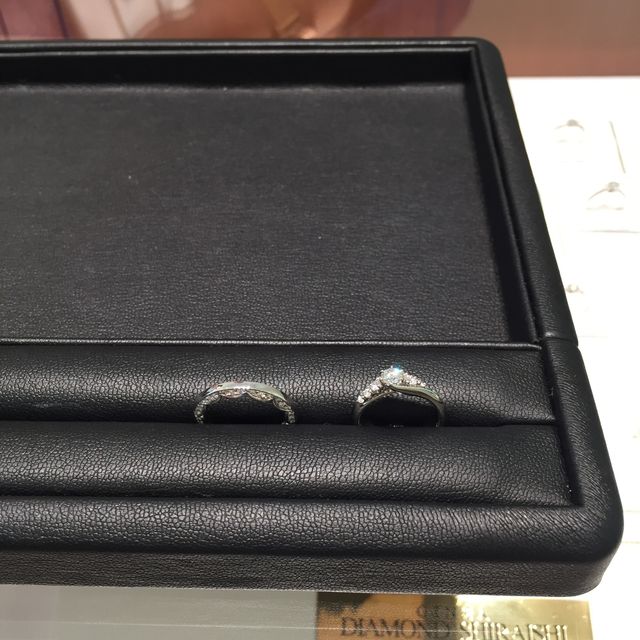 【エクセルコダイヤモンド(EXELCO DIAMOND)の口コミ】 この結婚指輪と婚約指輪の決め手は見た目でした。
他のは人はあまり被りた…