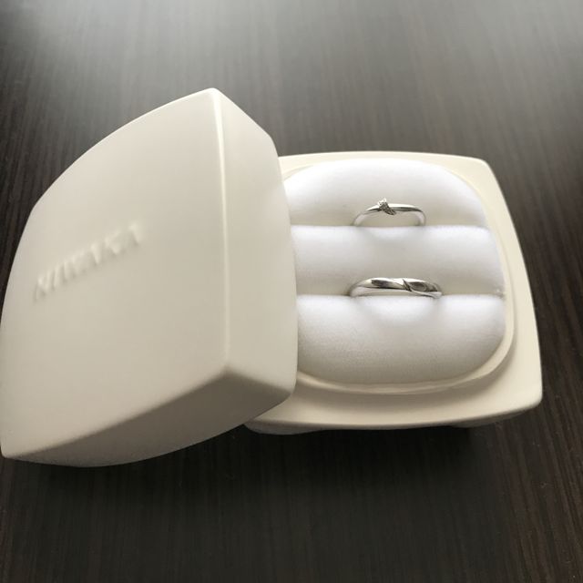 【俄(にわか)の口コミ】 デザインと指輪の名前(由来)です。
少し変わったデザインのものが欲しかっ…