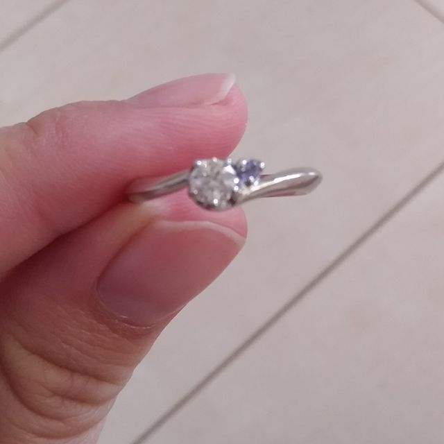 【アイプリモ(I-PRIMO)の口コミ】 婚約指輪です。結婚する月と主人の誕生日が12月ということで、ダイヤモン…