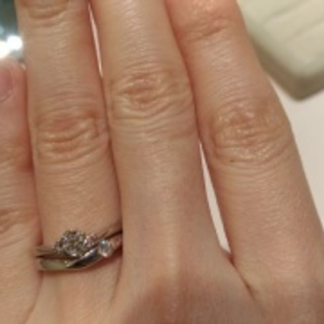 【TRECENTI(トレセンテ)の口コミ】 婚約指輪は珍しい花形のフレームで、ピンクダイヤモンドとデザインのバラ…