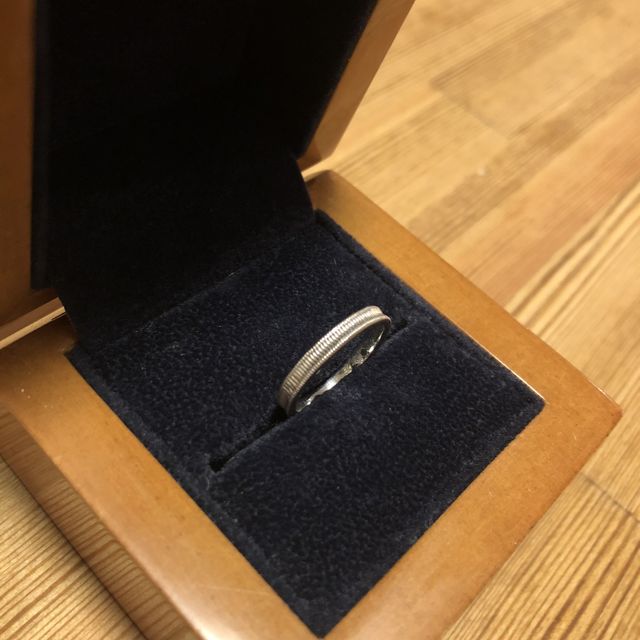 【クアラントットの口コミ】 素材はプラチナで細身です。細かな彫りがあり、縁側が少し高くなっている…