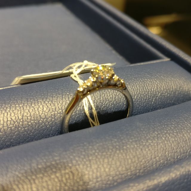 【銀座ダイヤモンドシライシの口コミ】 指輪自体はシンプルすぎず、派手すぎずといった王道なものでありながらも…