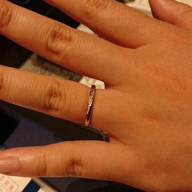【銀座ダイヤモンドシライシの口コミ】 女性用の結婚指輪は、普段使いできる控えめな数のダイヤモンドがあしらわ…