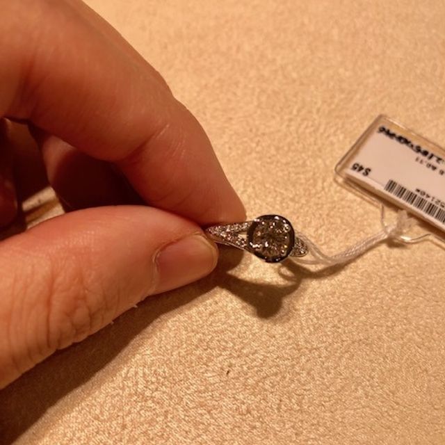 【ブルガリ(BVLGARI)の口コミ】 中石の周りを貴金属とメレダイヤが取り囲むような個性的なデザインで、付…