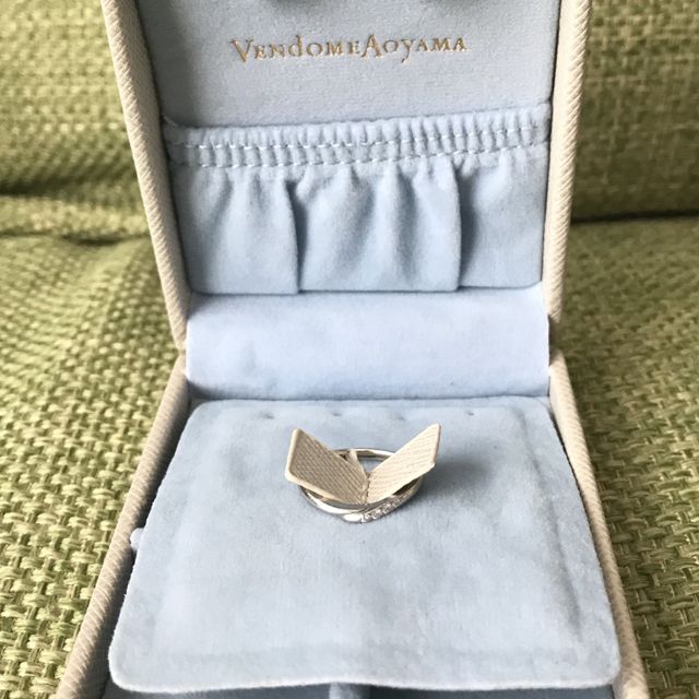 【ヴァンドーム青山(VENDOME AOYAMA)の口コミ】 指輪はS字ウェーブに4つ小さなダイヤがついたデザインを選びました。控え…