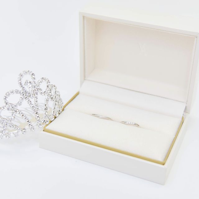 【ヴァンドーム青山(VENDOME AOYAMA)の口コミ】 指輪はS字ウェーブに4つ小さなダイヤがついたデザインを選びました。控え…