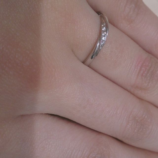 【A・D・A(エー・ディー・エー)の口コミ】 ウェーブの入った流れるようなデザインが気に入りましたし、斜めに配置さ…