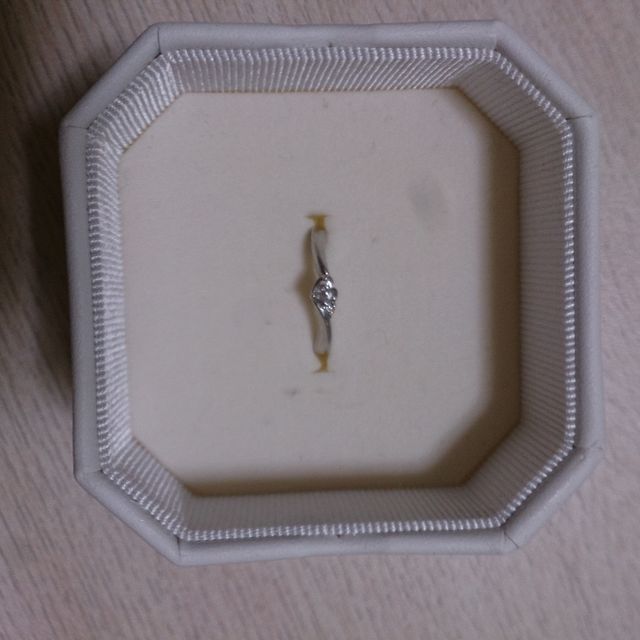 【4℃ BRIDAL(ヨンドシーブライダル)の口コミ】 結婚指輪はシンプルなものにしたかったけど、婚約指は可愛いものにしたか…