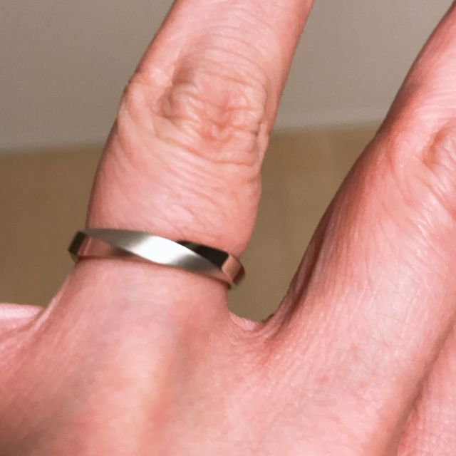 【アイプリモ(I-PRIMO)の口コミ】 ありそうでなかなかないデザインに一目惚れして決めました。ツイストされ…