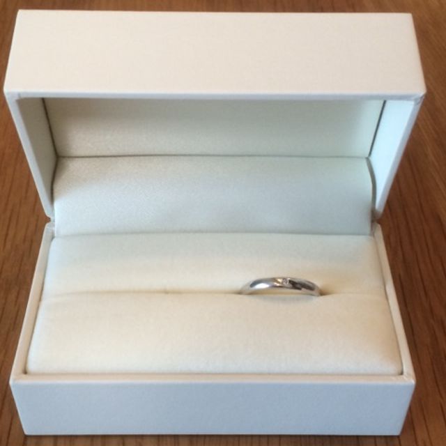 【et toi(エトワ)の口コミ】 掌側が指輪の幅が細くなっています。はめていて、とても自然で心地よいで…