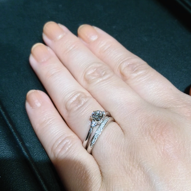 【エクセルコダイヤモンド(EXELCO DIAMOND)の口コミ】 手が小さく指が短いため、S字かU字のデザインの指輪を探していました。
先…