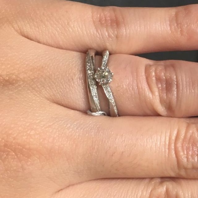 【PORTADA(ポルターダ)の口コミ】 結婚指輪と婚約指輪を重ね付けした時にバランスよく見えるという事を重視…