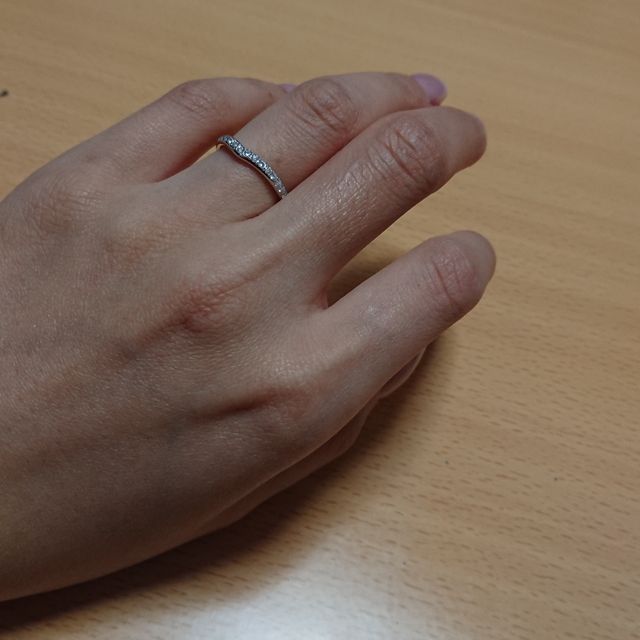 【4℃ BRIDAL(ヨンドシーブライダル)の口コミ】 最初は、シンプルなものを考えてました。しかし、婚約指輪と組み合わせを…