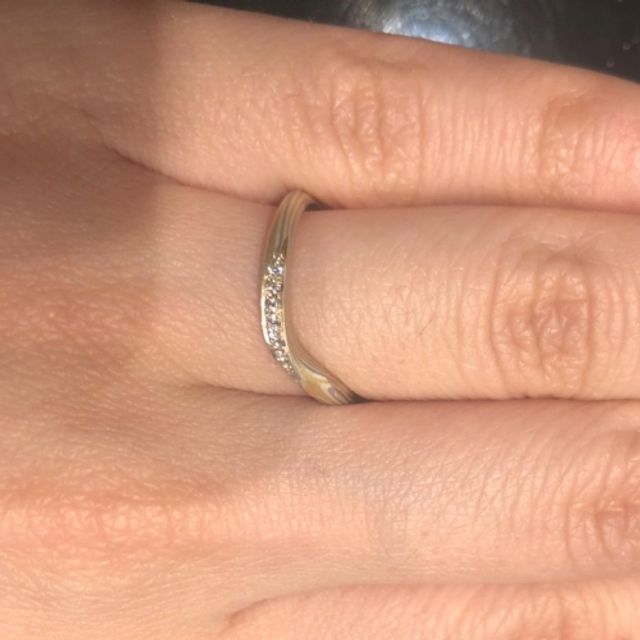 【ケイウノ ブライダル(K.UNO BRIDAL)の口コミ】 柔らかなウェーブラインが上品な印象であり、メレダイヤの輝きもしっかり…