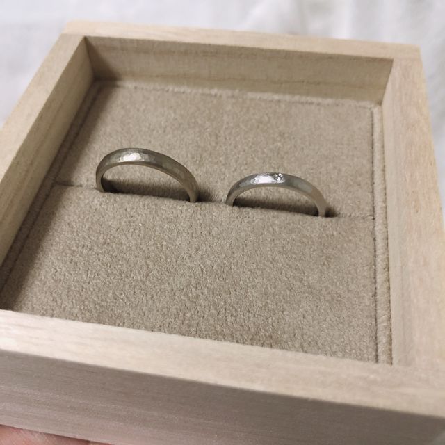 【YUKA HOJO(ユカホウジョウ)の口コミ】 シンプルなデザインですが、珍しいハンマーの叩き上げが施されていて、こ…