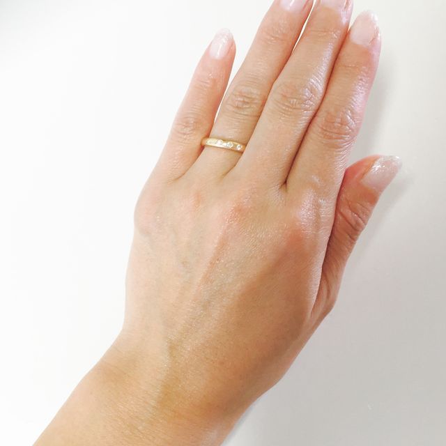 【ティファニー(Tiffany & Co.)の口コミ】 毎日つけるものなので、シンプルかつ他のリングの邪魔にならないもの、色…