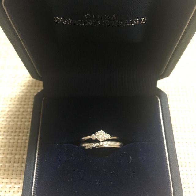 【銀座ダイヤモンドシライシの口コミ】 婚約指輪は普段も着けられるように、引っかかりが少なそうで、婚約指輪ら…