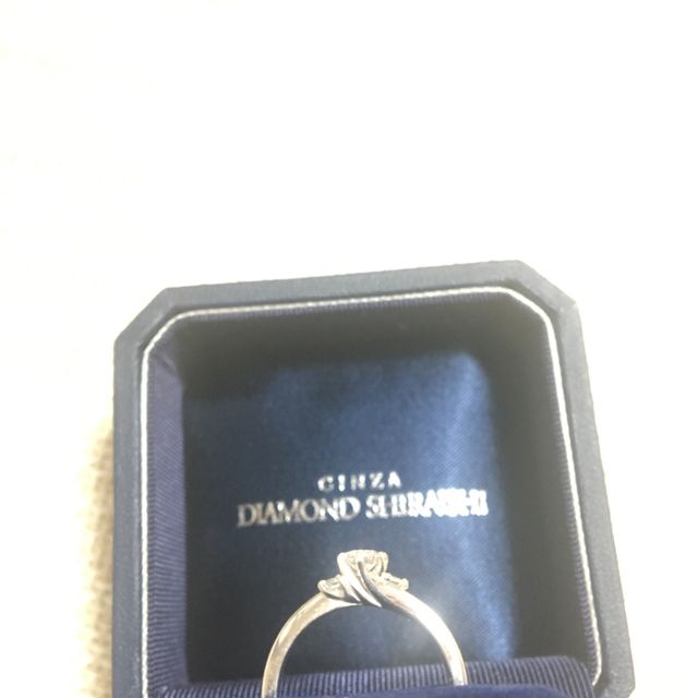 【銀座ダイヤモンドシライシの口コミ】 婚約指輪は普段も着けられるように、引っかかりが少なそうで、婚約指輪ら…