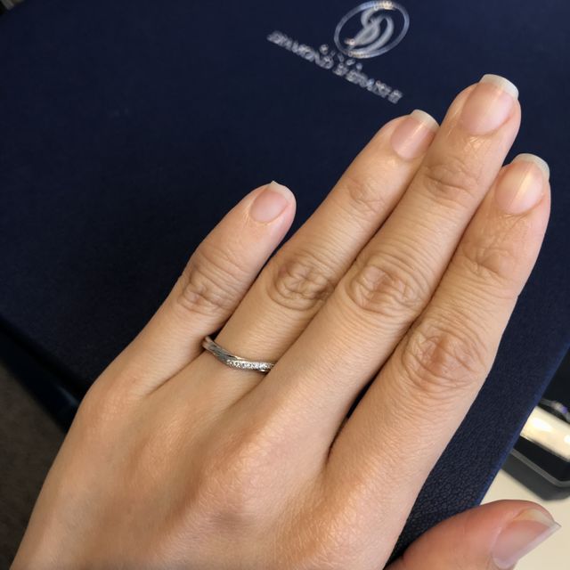 【銀座ダイヤモンドシライシの口コミ】 指が短いので少しでもスッキリ長く見えるデザインを探していました。この…