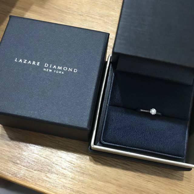 【ラザール ダイヤモンド(LAZARE DIAMOND)の口コミ】 手が小さく指も短いためリングが細いもの、またこれから購入予定の結婚指…