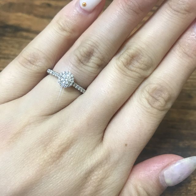 【銀座ダイヤモンドシライシの口コミ】 華やかなデザインが好きで、普通のデザインでは嫌だったこともあり、他に…