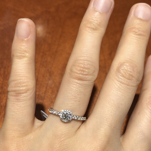 【TRECENTI(トレセンテ)の口コミ】 婚約指輪は中央をラウンドで囲んだ、メレダイヤのついたデザインに決めて…