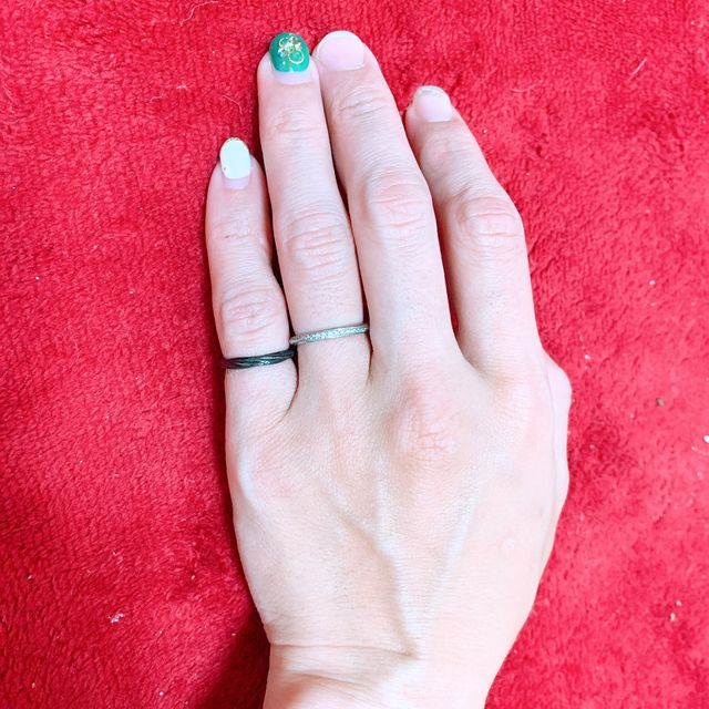 【銀座ダイヤモンドシライシの口コミ】 プラチナ
ダイヤモンドのツイストリングです。
どちらのメーカーにもある…