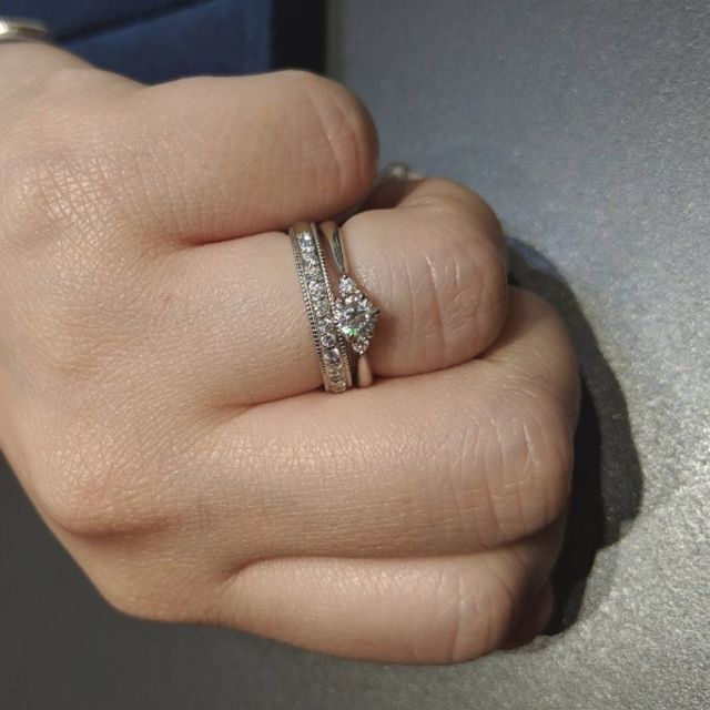 【4℃ BRIDAL(ヨンドシーブライダル)の口コミ】 婚約指輪をメインに選び、結婚指輪は婚約指輪と合ったものにしました。ど…