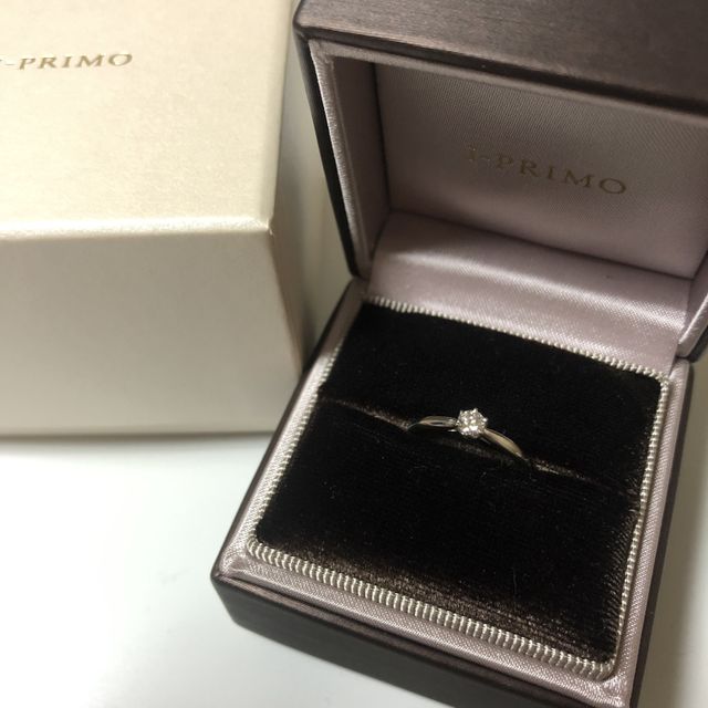 【アイプリモ(I-PRIMO)の口コミ】 ・シンプルなデザインで、結婚指輪と重ね付け出来るものを探していて、ぴ…
