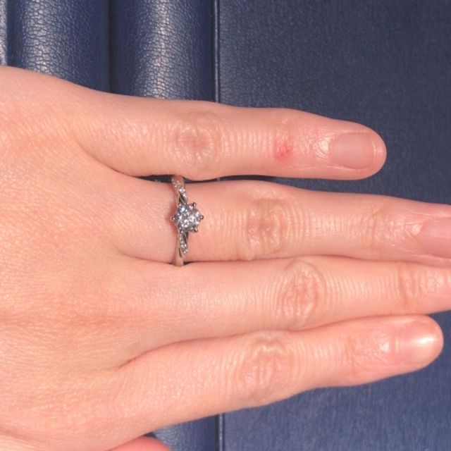 【銀座ダイヤモンドシライシの口コミ】 ダイヤモンドを包み込むようなデザインで輝きがとてもきれいです。またサ…