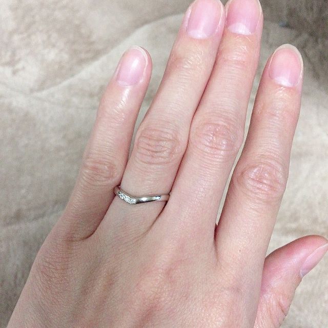 【ひなの口コミ】 婚約指輪と重ねづけもできそうなもので、V字のものを探していました。リン…