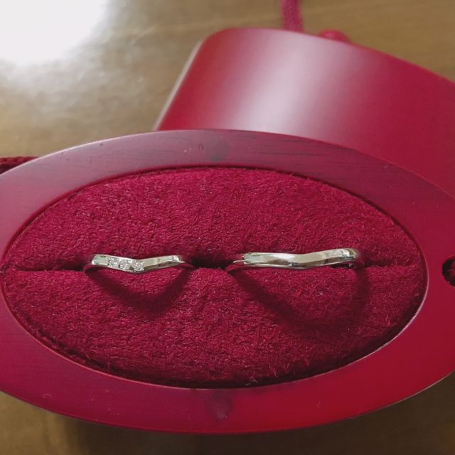 【ひなの口コミ】 婚約指輪と重ねづけもできそうなもので、V字のものを探していました。リン…