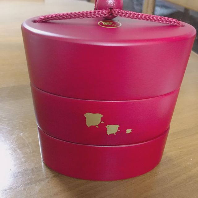 【ひなの口コミ】 婚約指輪と重ねづけもできそうなもので、V字のものを探していました。リン…